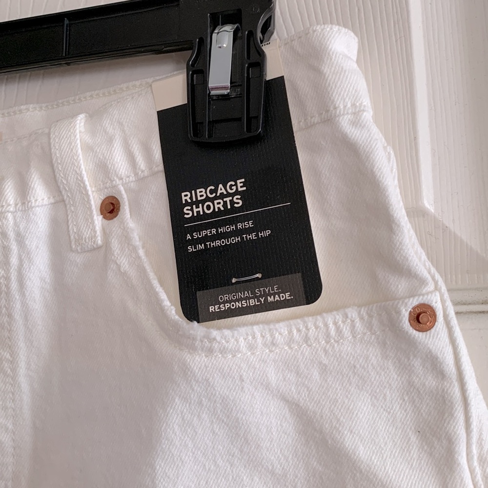 LEVI'S Ribcage Short in Mother Of Pearl Stretch Size 28 from REVOLVE - Picture 7 of 8